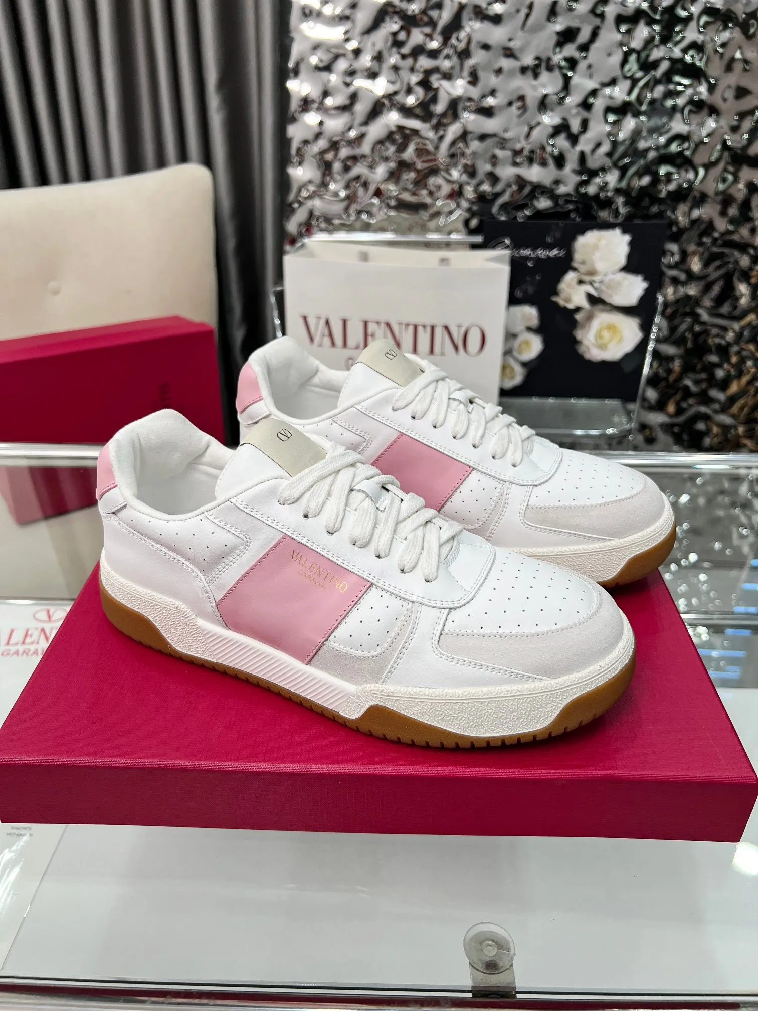 【Valentino】P: 660💰 Couple style, size: women 35-40▪️men 39-44 (customized at 45.46) Valentino 𝑶𝒏𝒆𝑺𝒕𝒖𝒅 Couple sports shoes series Valentino 2025 new couple sports shoes are on sale. The original ZP purchase and disassembly. Repeated pattern making and modification. 1:1 restoration! Top luxury masterpiece, lace-up design, soft and comfortable imported calfskin brings excellent elegant texture and excellent on-foot comfort. Top purchasing version upper: imported calfskin surface/original oil edge craftsmanship. Lining: water-dyed sheepskin lining. Outsole: original development 𝐓𝐏𝐔 two-color combination outsole. Packaging: full package with original configuration.